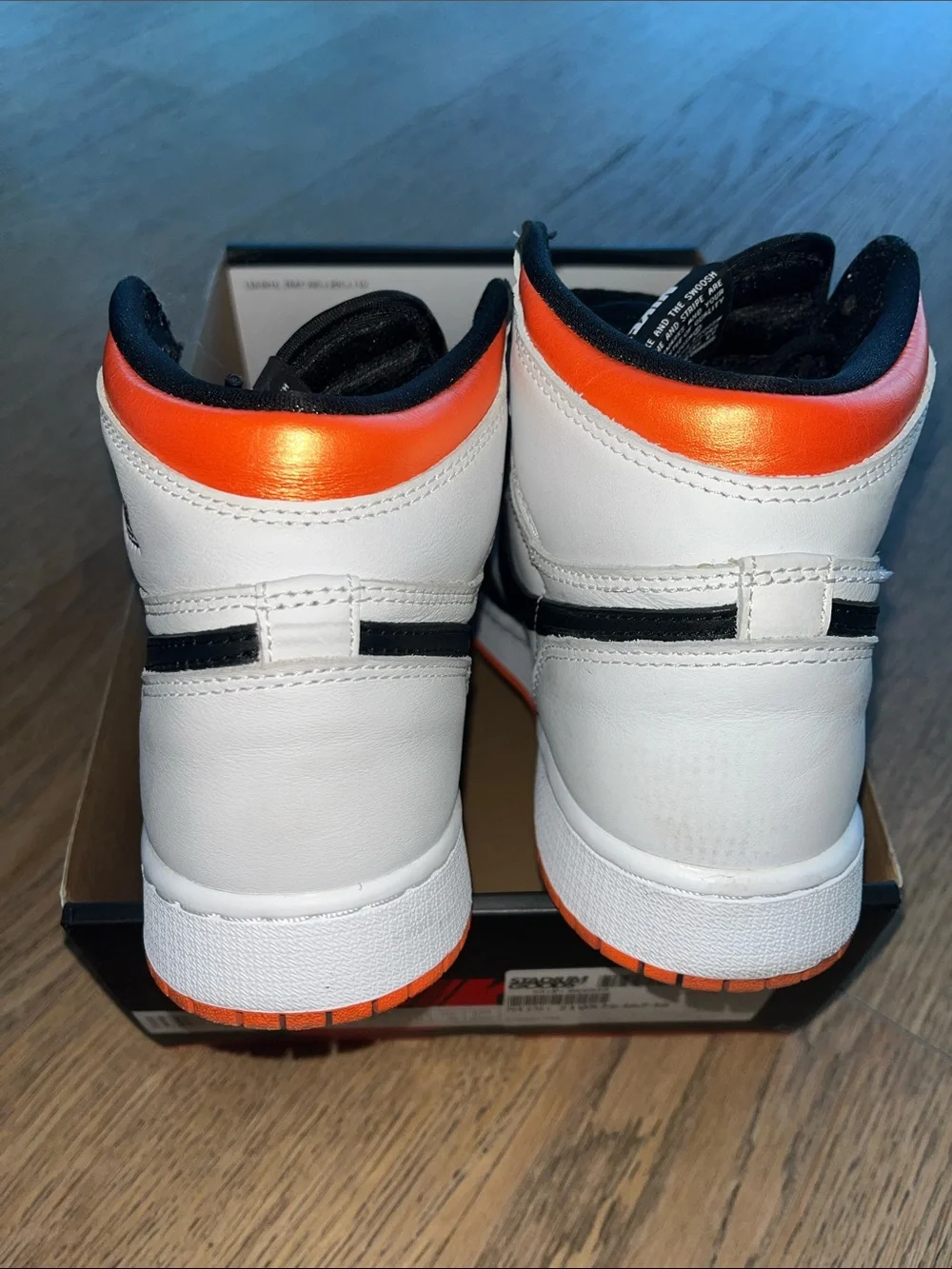 Nike Air Jordan 1 Retro High OG Electro Orange GS Size 7Y / Women’s 8.5
